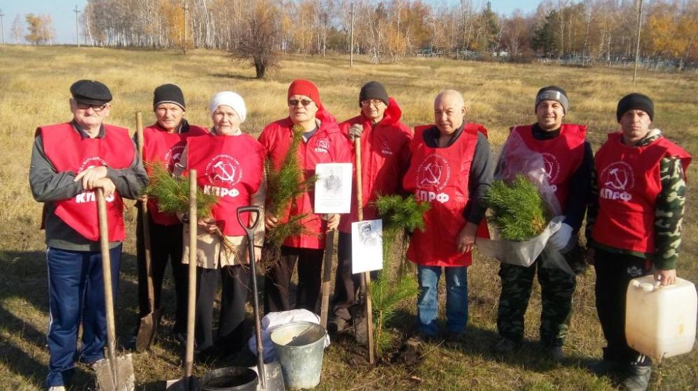 Саратовская область. Новобурасские коммунисты провели акцию «Сад Победы – сад жизни»