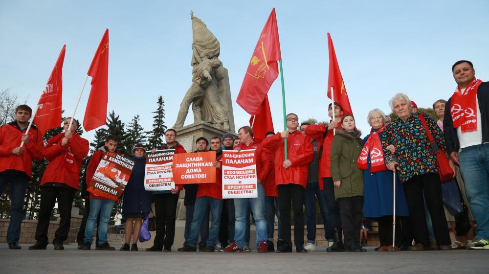 В Омске прошли акции памяти защитников Дома Советов