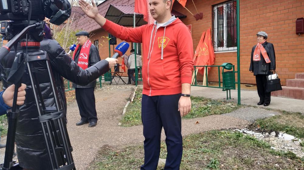 В день Комсомола коммунисты и комсомольцы провели красный автопробег по улицам Саранска