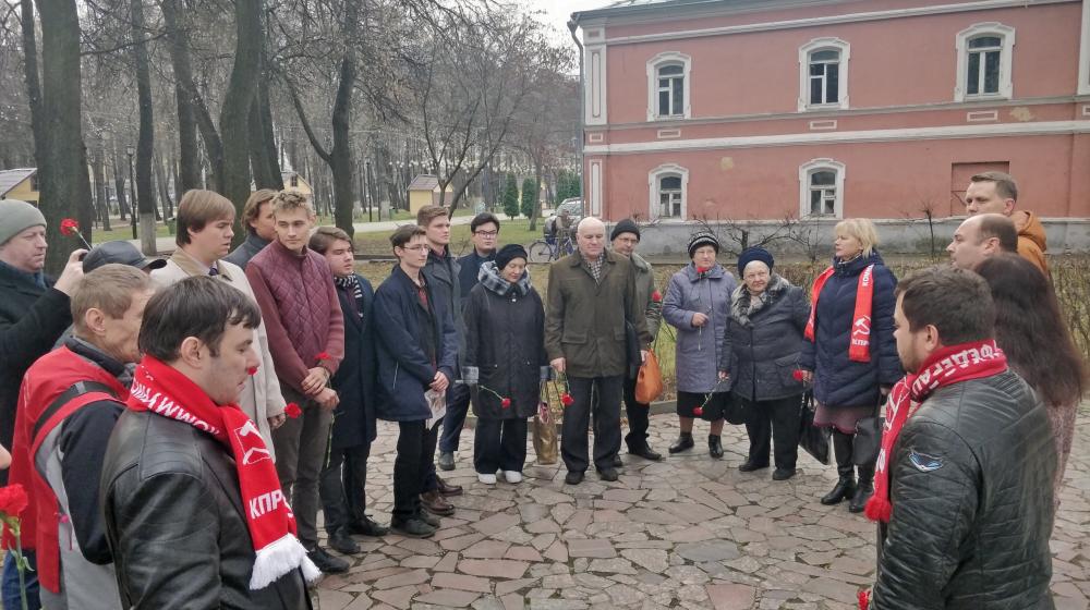 Коммунисты и комсомольцы Рязани возложили цветы к обелиску Героям Гражданской войны