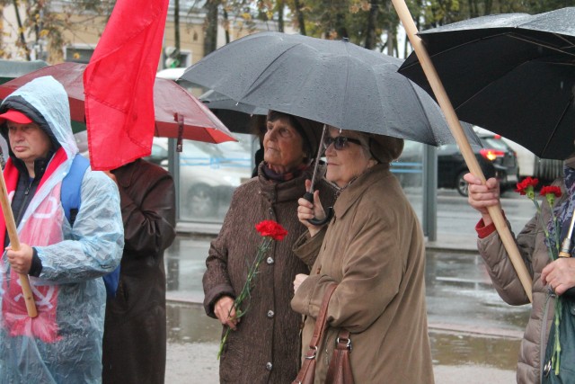 Псковские коммунисты провели митинг в память о защитниках Советской власти.