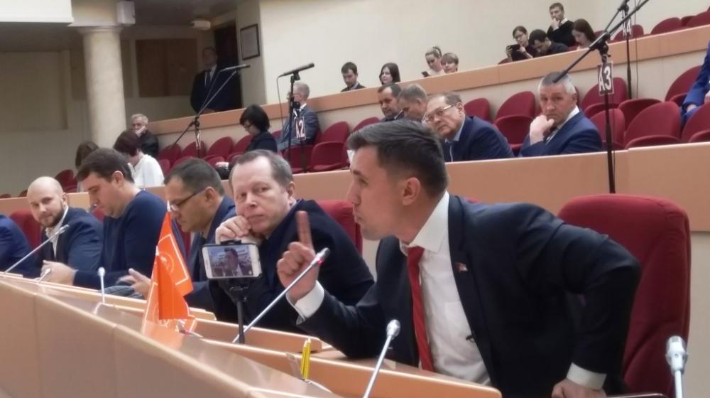Скандал произошел на внеочередном заседании Саратовской областной Думы: депутаты-коммунисты вынуждены использовать мегафон для выступлений