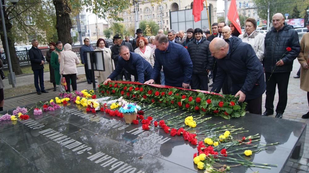 Волгоградские коммунисты возложили цветы к памятнику комсомольцам