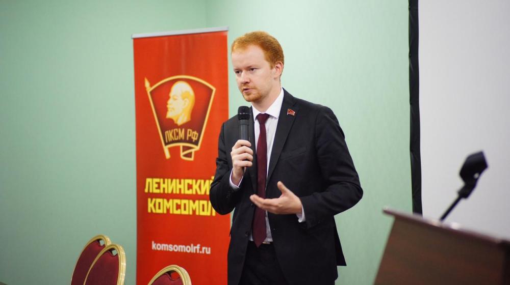 Денис Парфенов выступил перед молодыми коммунистами и комсомольцами