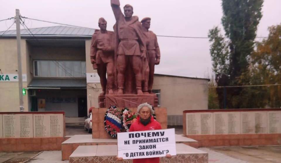 В Саратовской области прошла серия одиночных пикетов КПРФ: «С днем рождения, царь!»
