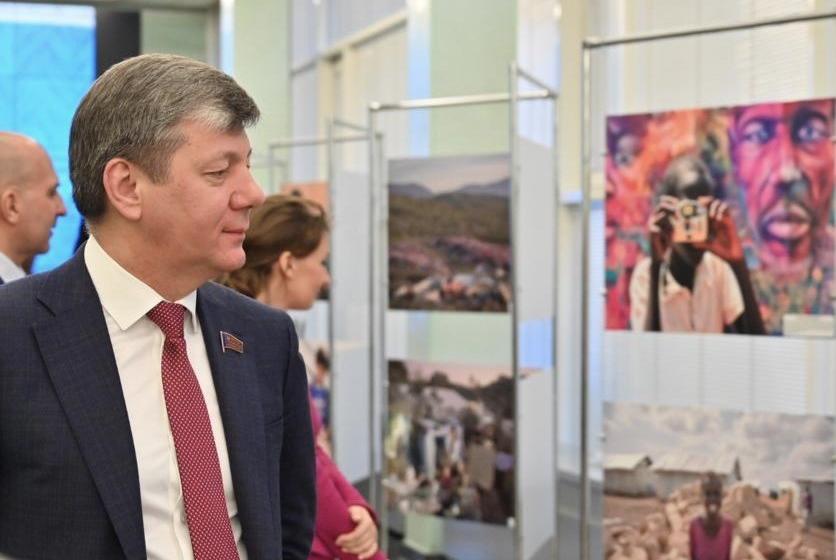 Дмитрий Новиков принял участие в открытии выставки «Вдали от дома»