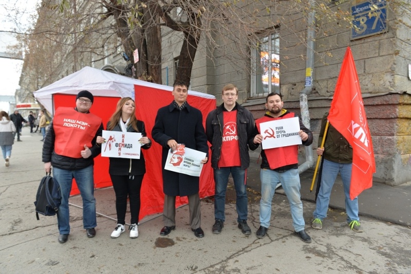 Новосибирцы - за Грудинина! Активисты КПРФ провели пикет в защиту директора Совхоза им. Ленина