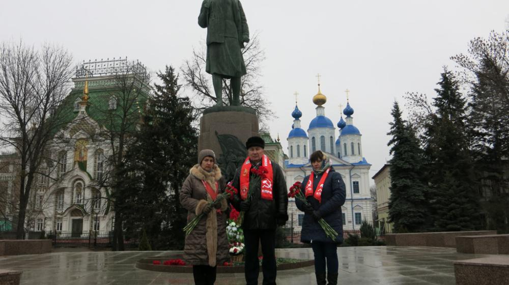 Тамбов. Цветы памяти Зое Космодемьянской