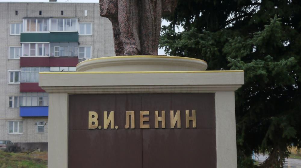 Липецкая область. Памятник В.И. Ленину отреставрировали и вернули на прежнее место