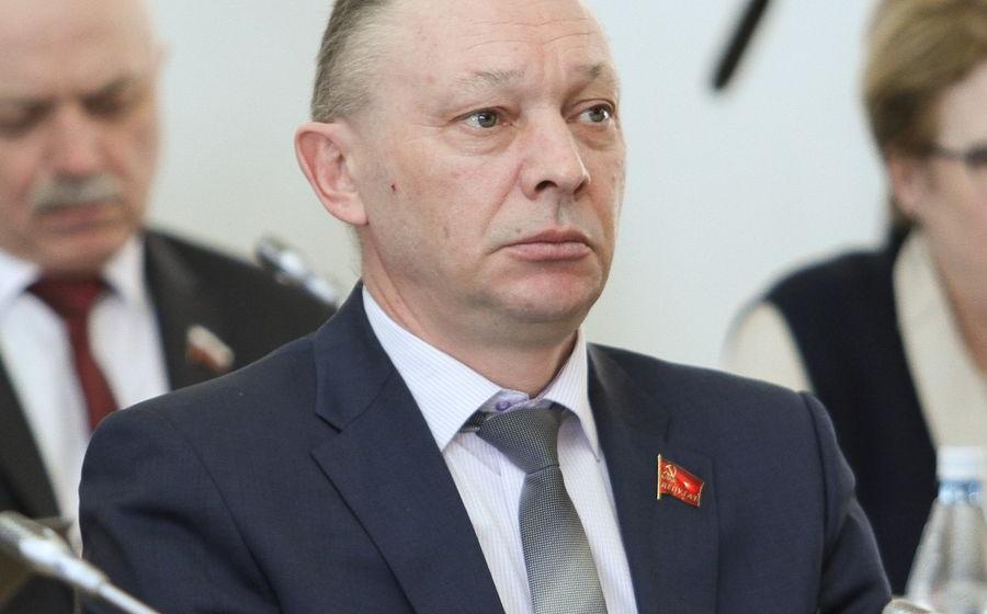 Лидер вологодских коммунистов Александр Морозов призвал депутатов не бросать камни в чужой огород, а спросить с себя 