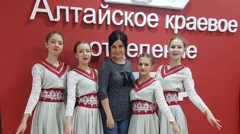 Алтайский край. Коммунисты Барнаула и Бийска провели концерты, посвященные Дню Матери