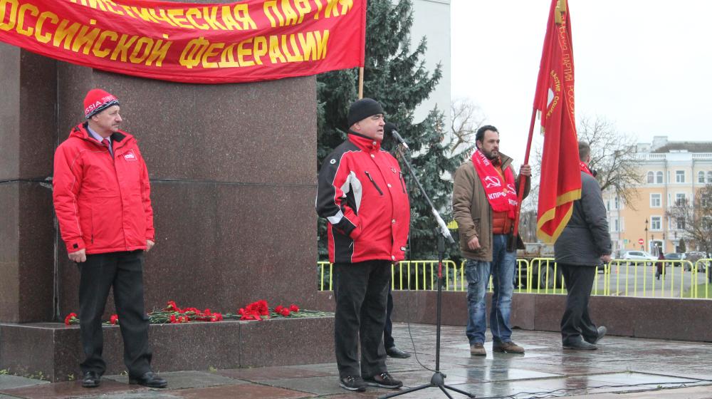 Псков. Под Красным Знаменем Октября!