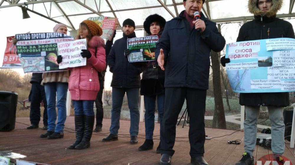 «Лучше сегодня быть активным, чем завтра радиоактивным». В Москве усиливается протестная активность
