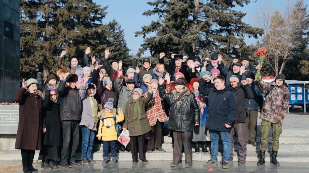 Республика Тува. Коммунисты Кызыла возложили цветы к памятнику Владимиру Ильичу Ленину