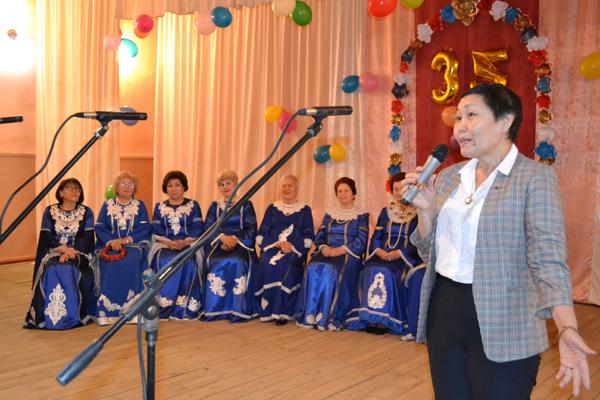 Коммунисты Калмыкии наградили памятными медалями ЦК КПРФ ветеранов народного ансамбля