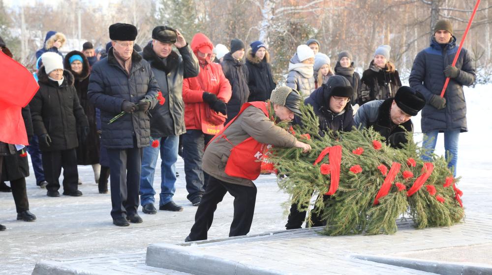 В Омске прошло возложение цветов и гирлянды к памятнику жертвам подавления Куломзинского восстания