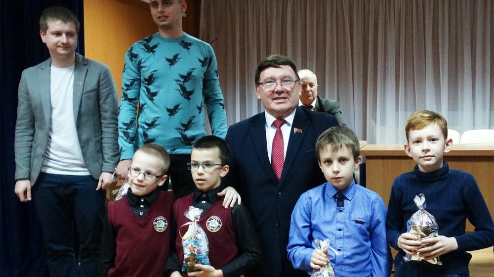 Курская область.  Н.Н. Иванов  в Рыльске наградил участников шахматного  турнира, посвящённого 140-летию И.В. Сталина
