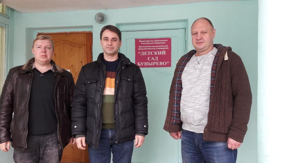 "Здравствуй, дедушка Мороз". Тульские коммунисты приехали с новогодними подарками к маленьким алексинцам