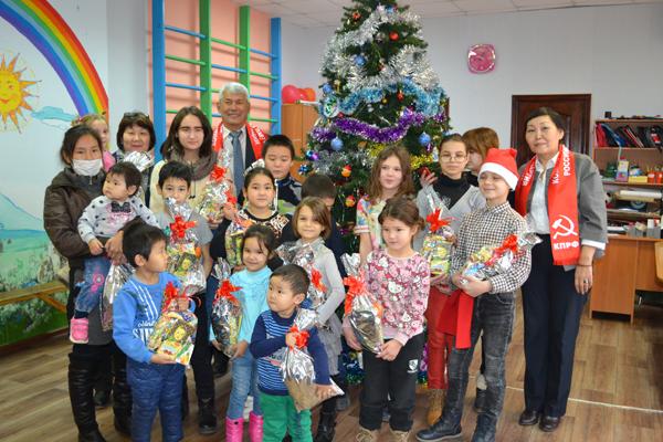 Калмыцкое республиканское отделение КПРФ приняло участие в благотворительной акции «Новогодний подарок»