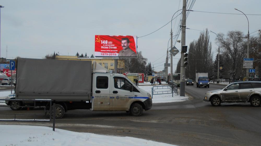 На улице в Тамбове на светодиодном экране демонстрируется фильм про Сталина