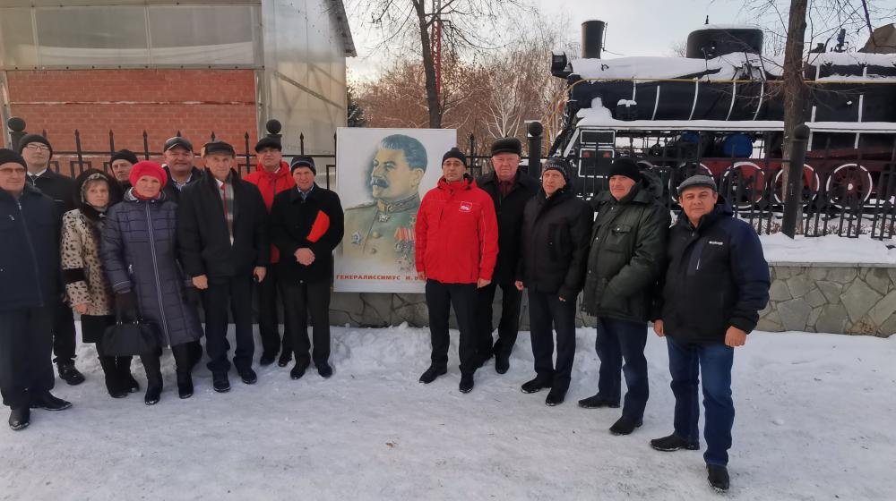 В Оренбурге прошло возложение цветов в честь 140-летия И.В. Сталина