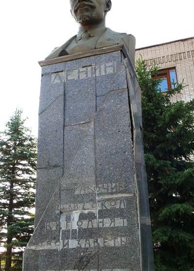 В городе Сокол Вологодской области старейший в России памятник Ленину спрятали в пластиковый короб