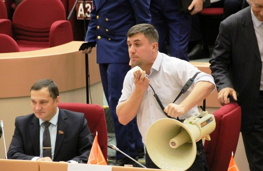Саратовская область. Депутаты-коммунисты попытались "достучаться" до своих коллег из "ЕР" с помощью мегафона