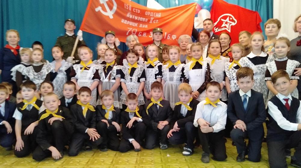 В Чите депутат-коммунист Заксобрания Забайкалья вручил школе копию Знамени Победы 