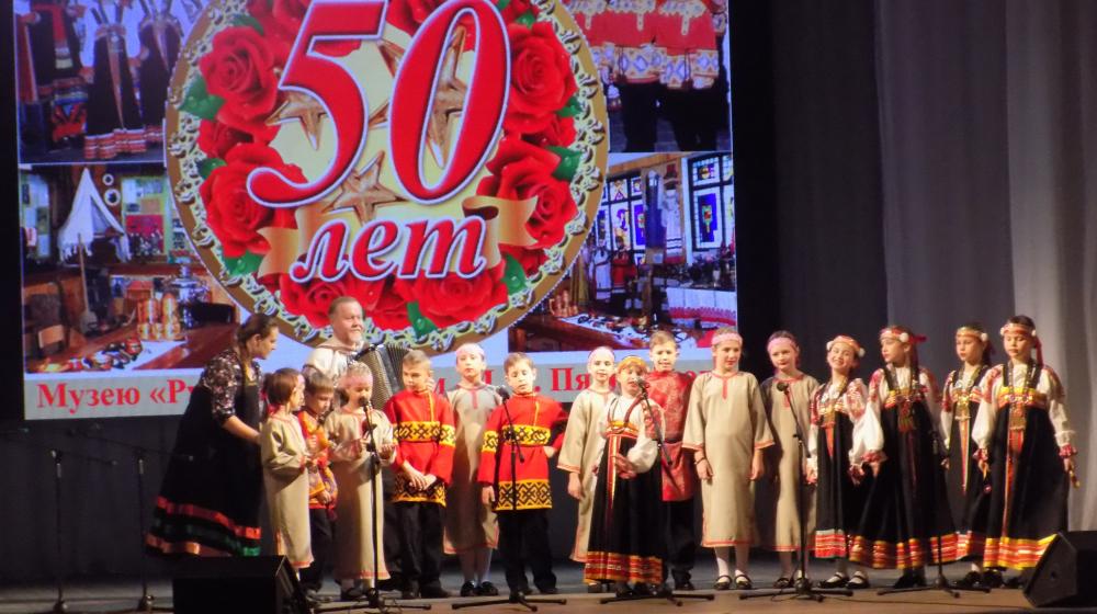 Воронежские коммунисты поздравили с 50-летием фольклорный ансамбль «Желанушка»