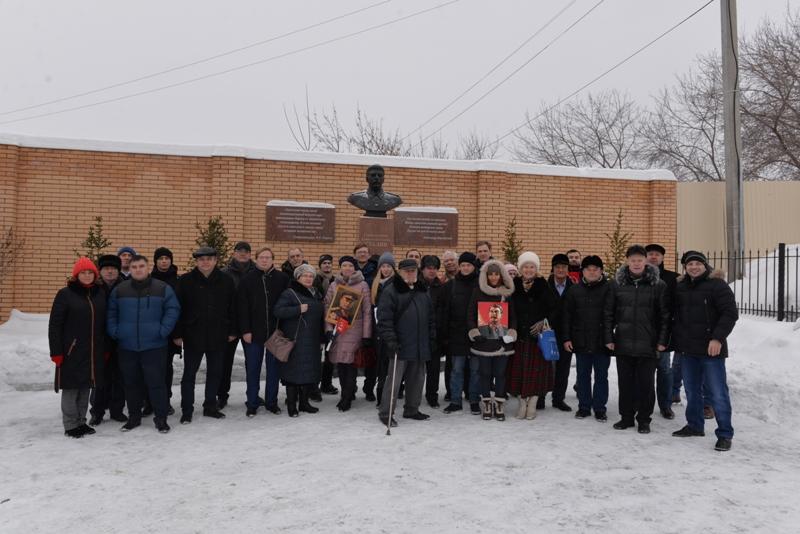 Новосибирские коммунисты возложили цветы к памятнику Сталину