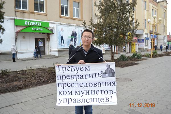 Коммунисты Калмыкии проводят одиночные пикеты в поддержку Левченко и Грудинина