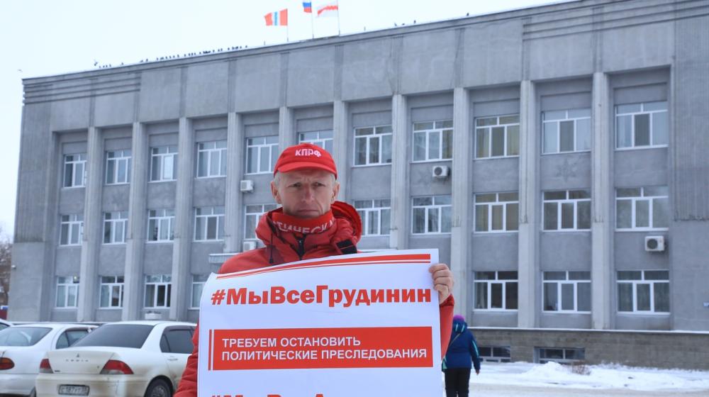 Омский депутат Иван Федин провел одиночный пикет в защиту Грудинина и Левченко