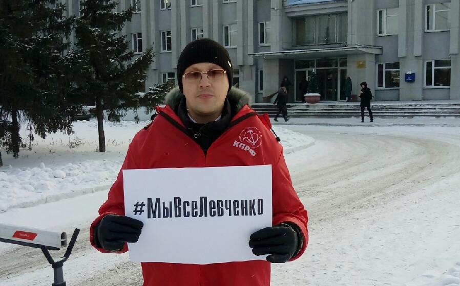 Омск: Флэш-моб #МыВсеГрудинин #МыВсеЛевченко продолжается