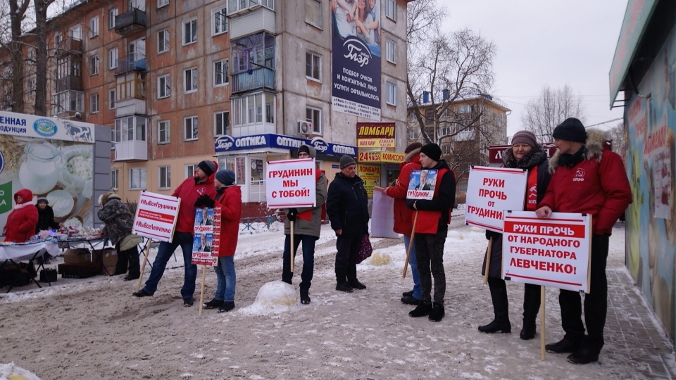 В Омске продолжаются акции в поддержку Сергея Левченко и Павла Грудинина