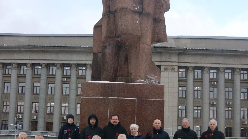 Кировские коммунисты возложили цветы к памятникам В.И. Ленину