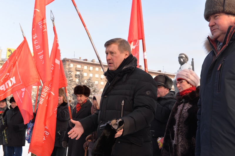«Мы помним, пока жива Россия»: Новосибирские коммунисты возложили цветы к памятнику Ленину 