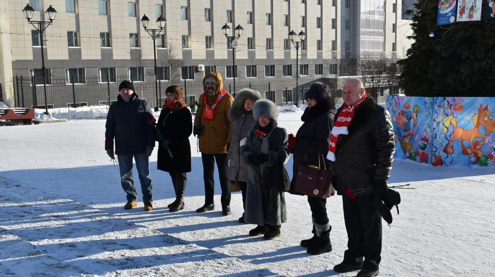 Магаданские коммунисты провели возложение цветов к памятнику В.И. Ленину