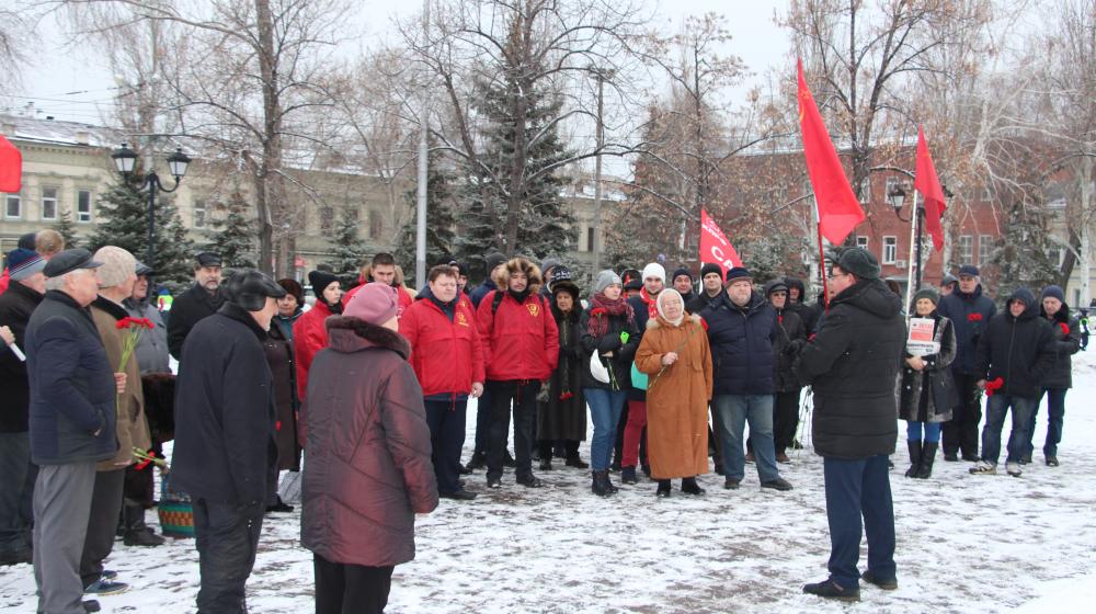 Самарские коммунисты возложили цветы к памятнику В.И. Ленину на площади Революции