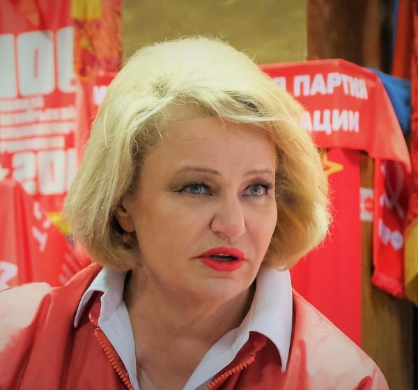 Нина Останина рассказала о нарушении властями двух статей Конституции на примере Новгородской области