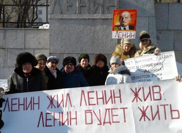 В Приморье коммунисты возложили цветы к памятникам основателю Советского государства