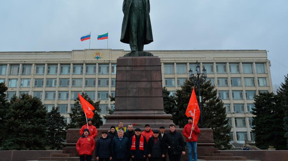 Дагестан. Состоялось возложение цветов к памятнику Ленину