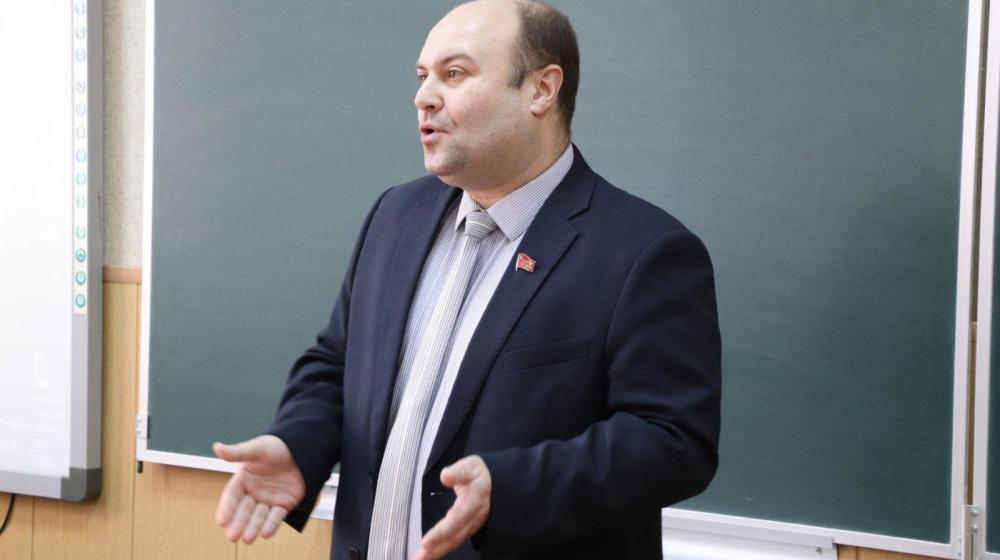 Лидер рязанских коммунистов Денис Сидоров принял участие в собрании педагогического коллектива школы №39