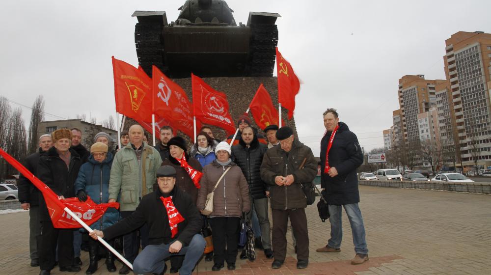 Воронежские коммунисты и комсоольцы провели автопробег в честь 77-й годовщины освобождения города