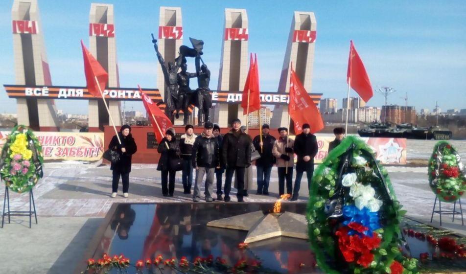 В день 102-й годовщины Рабоче-Крестьянской Красной Армии коммунисты Забайкалья возложили цветы к Вечному огню