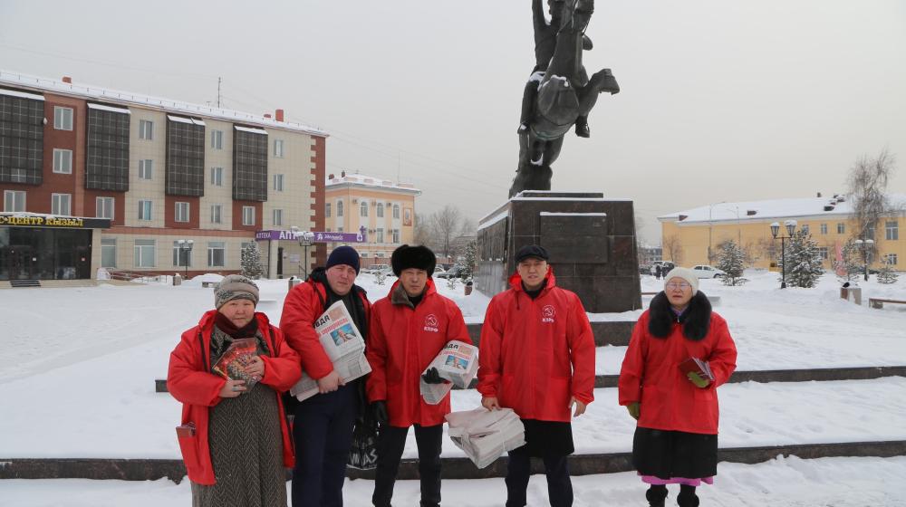 Республика Тува. В коммунисты и комсомольцы Кызыла поздравили мужчин с Днём рождения Красной Армии и Военно-Морского Флота