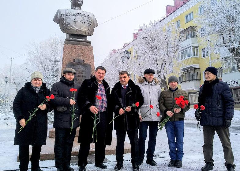 Курганские коммунисты совершили автопробег с возложением цветов к памятникам защитников Отечества
