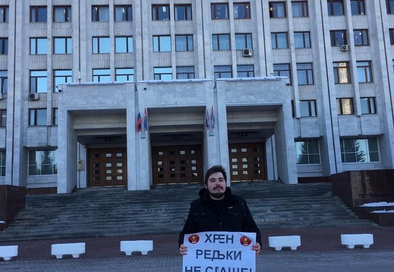Самарские комсомольцы провели одиночные пикеты за изменение  экономического курса 