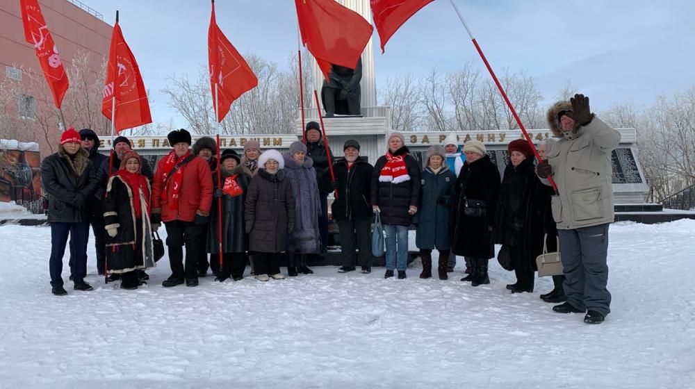 Ямало-Ненецкий автономный округ. В Салехарде прошел пикет в честь Дня Советской Армии и ВМФ