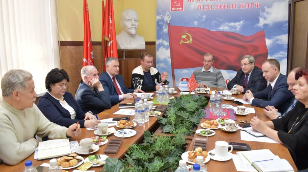 Сергей Левченко и депутаты фракции КПРФ в Заксобрании Иркутской области обсудили  реализацию «Пятилетки КПРФ»