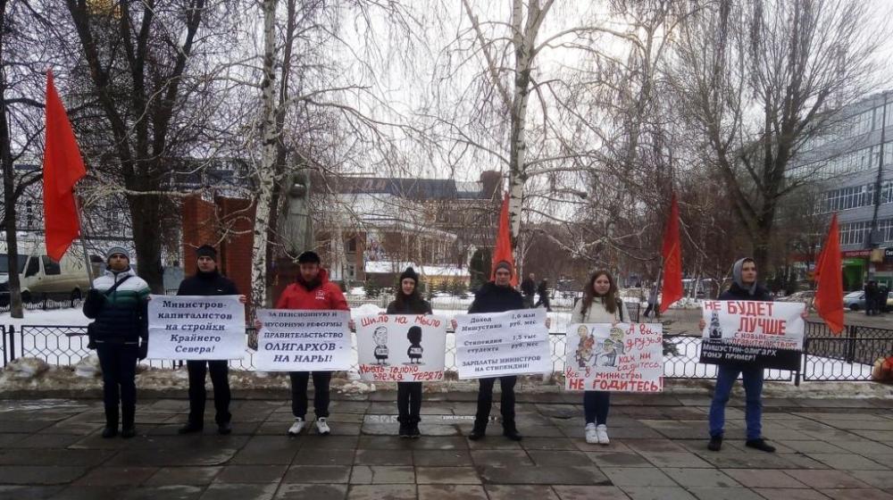 Саратов. Министров-капиталистов на стройки Крайнего Севера!